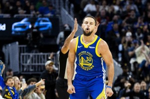 皇冠体育官方入口-2连败！勇士力克东部第2，格林一级恶意，穆迪7记三分 库里轰27+7