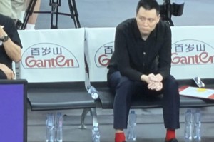 皇冠体育官方网站-Buff 拉满！网友分享昨日现场照：卢爹愁的红袜子都搂上了